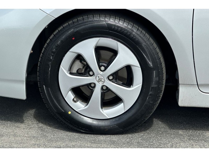 Toyota Prius Vehicle Full-screen Gallery Image 32