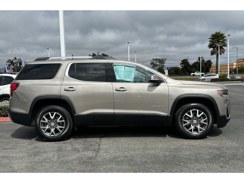 GMC Acadia Vehicle Full-screen Gallery Image 03