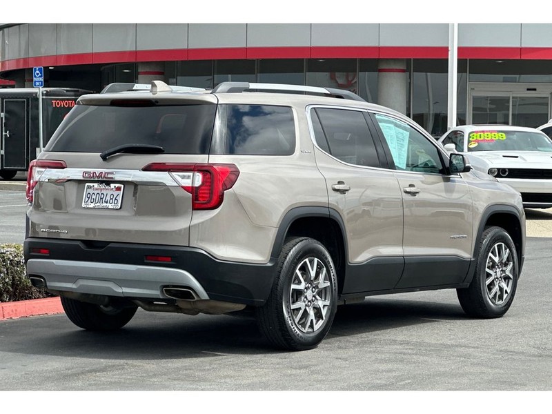 GMC Acadia Vehicle Full-screen Gallery Image 04