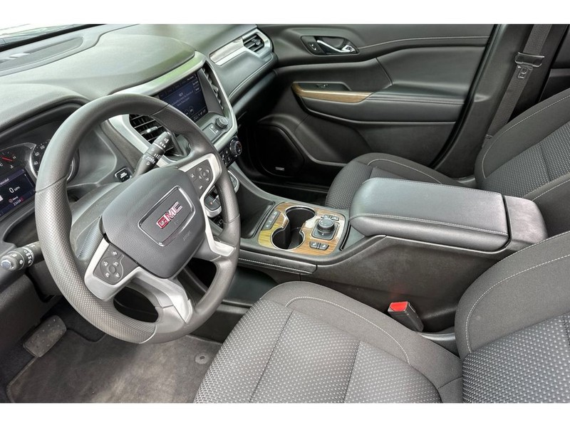 GMC Acadia Vehicle Full-screen Gallery Image 10