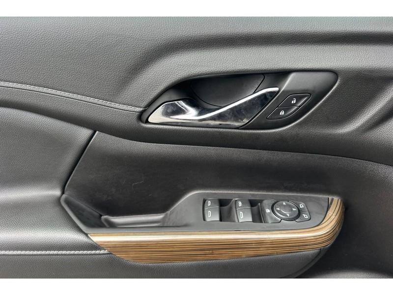GMC Acadia Vehicle Full-screen Gallery Image 11