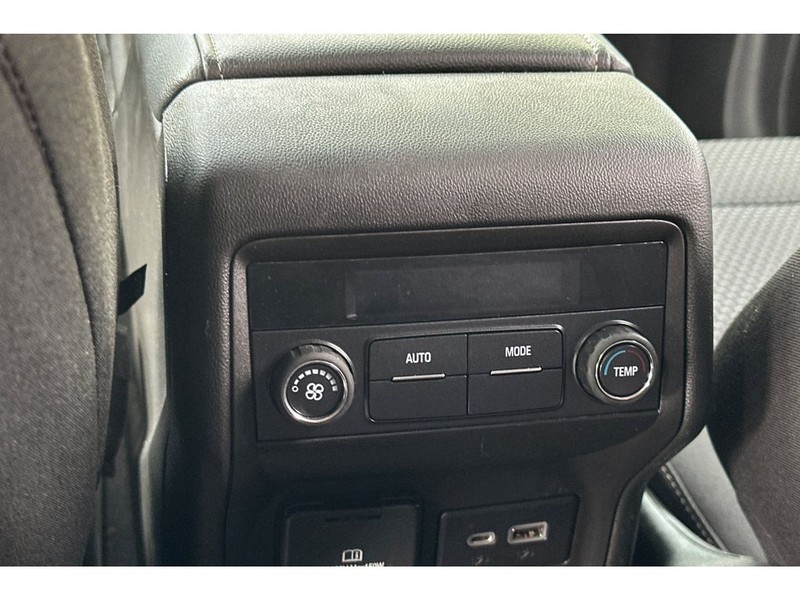 GMC Acadia Vehicle Full-screen Gallery Image 14