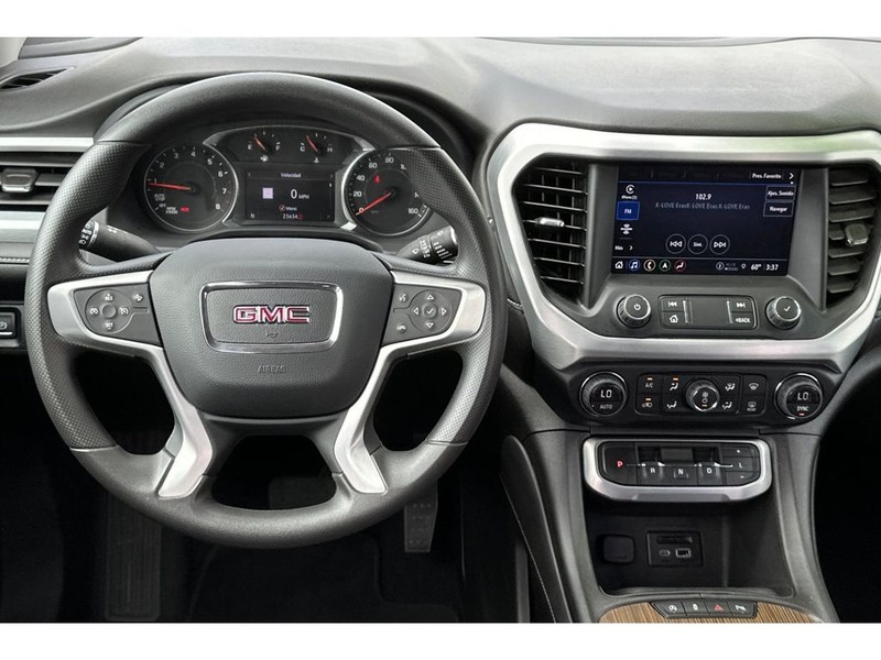 GMC Acadia Vehicle Full-screen Gallery Image 16