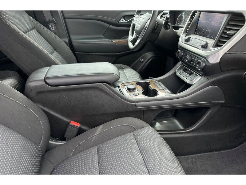 GMC Acadia Vehicle Full-screen Gallery Image 18