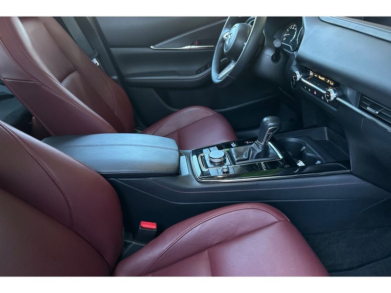 Mazda CX-30 Vehicle Full-screen Gallery Image 18