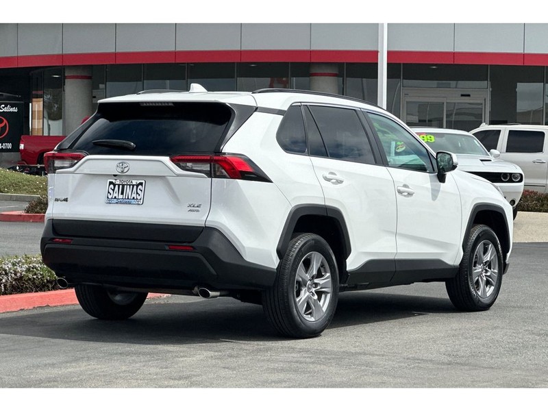 Toyota RAV4 Vehicle Full-screen Gallery Image 04