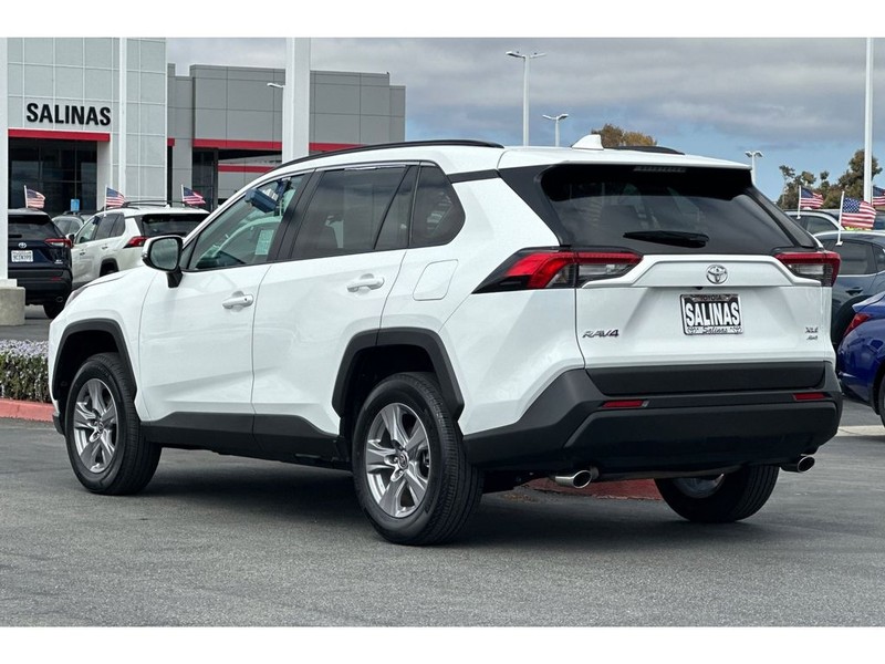 Toyota RAV4 Vehicle Full-screen Gallery Image 06