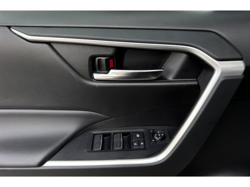 Toyota RAV4 Vehicle Full-screen Gallery Image 11