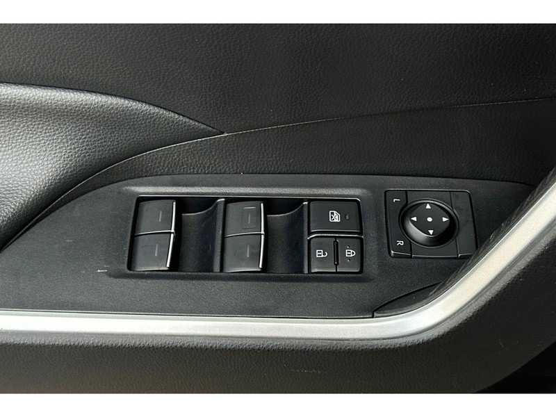 Toyota RAV4 Vehicle Full-screen Gallery Image 12
