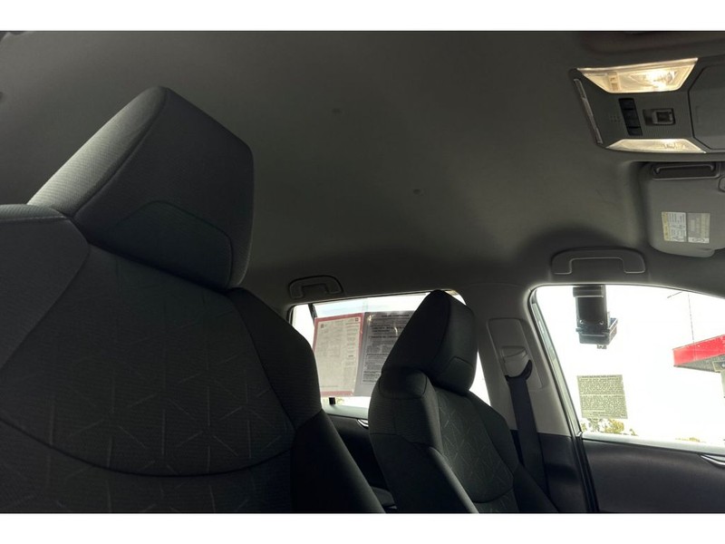 Toyota RAV4 Vehicle Full-screen Gallery Image 19