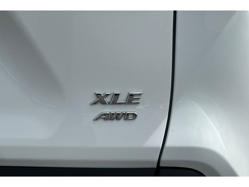 Toyota RAV4 Vehicle Full-screen Gallery Image 33