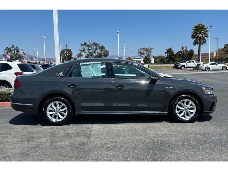 Volkswagen Passat Vehicle Full-screen Gallery Image 03