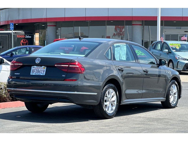 Volkswagen Passat Vehicle Full-screen Gallery Image 04