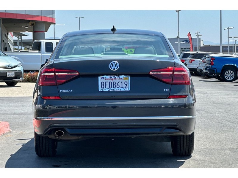 Volkswagen Passat Vehicle Full-screen Gallery Image 05