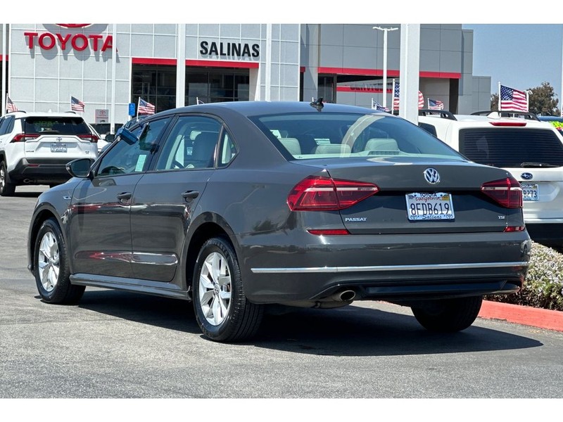 Volkswagen Passat Vehicle Full-screen Gallery Image 06