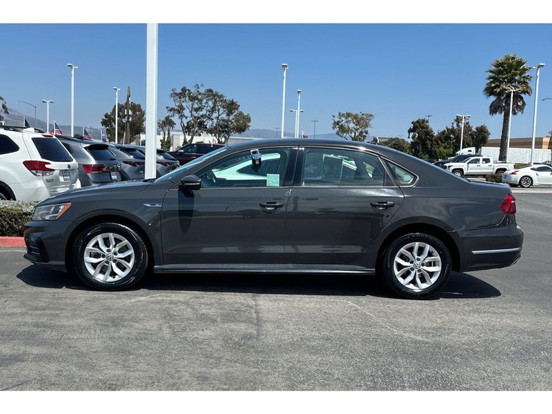 Volkswagen Passat Vehicle Full-screen Gallery Image 07
