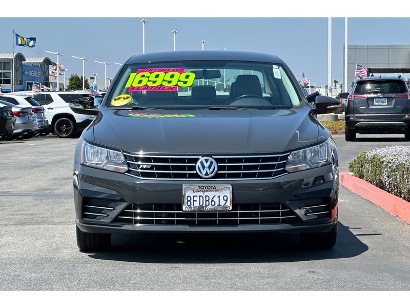 Volkswagen Passat Vehicle Full-screen Gallery Image 09