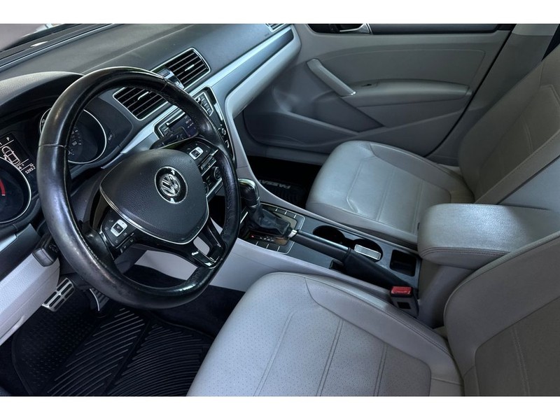 Volkswagen Passat Vehicle Full-screen Gallery Image 10