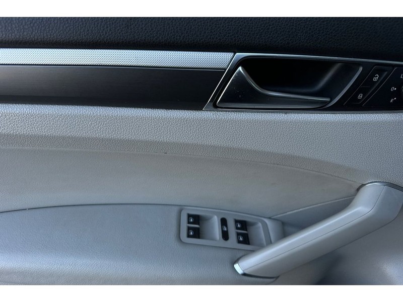 Volkswagen Passat Vehicle Full-screen Gallery Image 11
