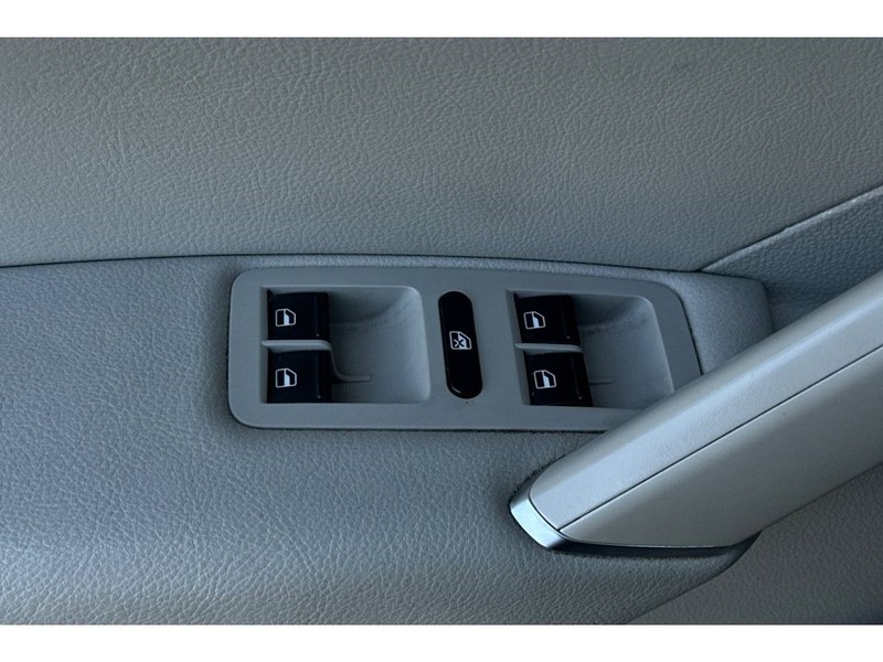 Volkswagen Passat Vehicle Full-screen Gallery Image 12