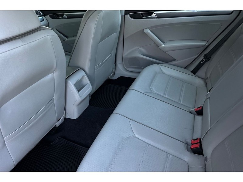 Volkswagen Passat Vehicle Full-screen Gallery Image 13