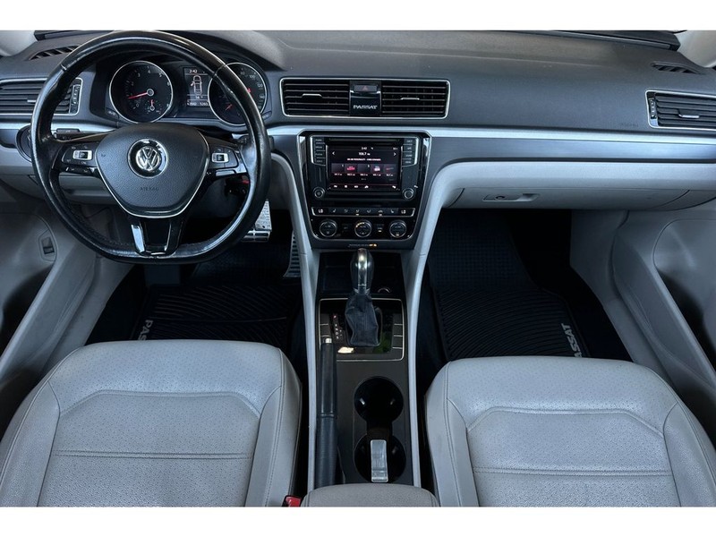 Volkswagen Passat Vehicle Full-screen Gallery Image 14