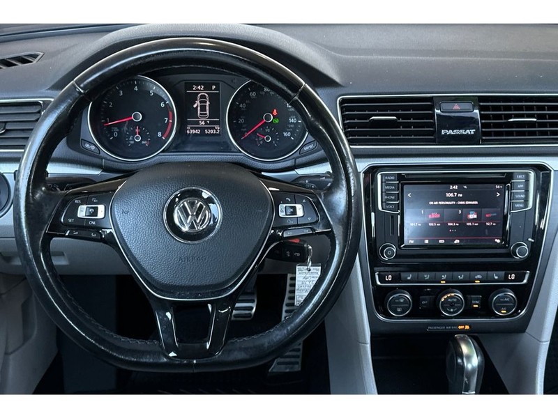 Volkswagen Passat Vehicle Full-screen Gallery Image 15