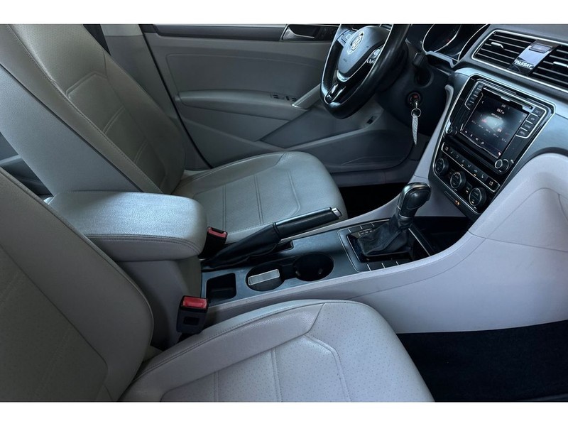 Volkswagen Passat Vehicle Full-screen Gallery Image 16