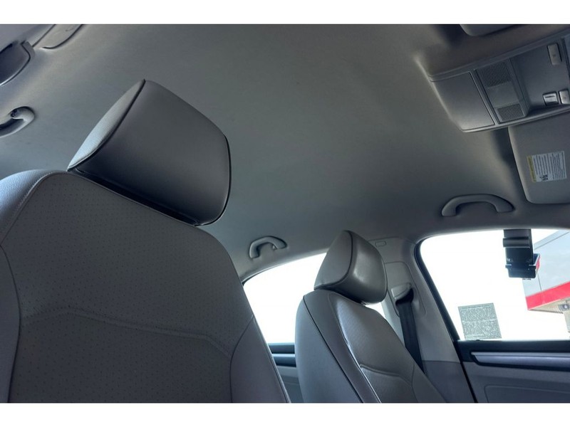 Volkswagen Passat Vehicle Full-screen Gallery Image 17