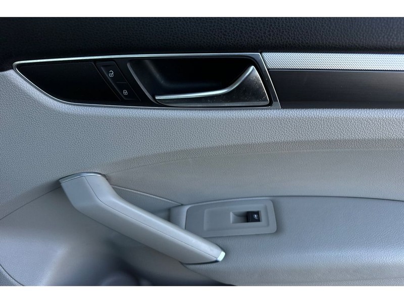 Volkswagen Passat Vehicle Full-screen Gallery Image 18
