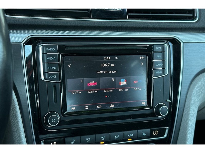 Volkswagen Passat Vehicle Full-screen Gallery Image 19