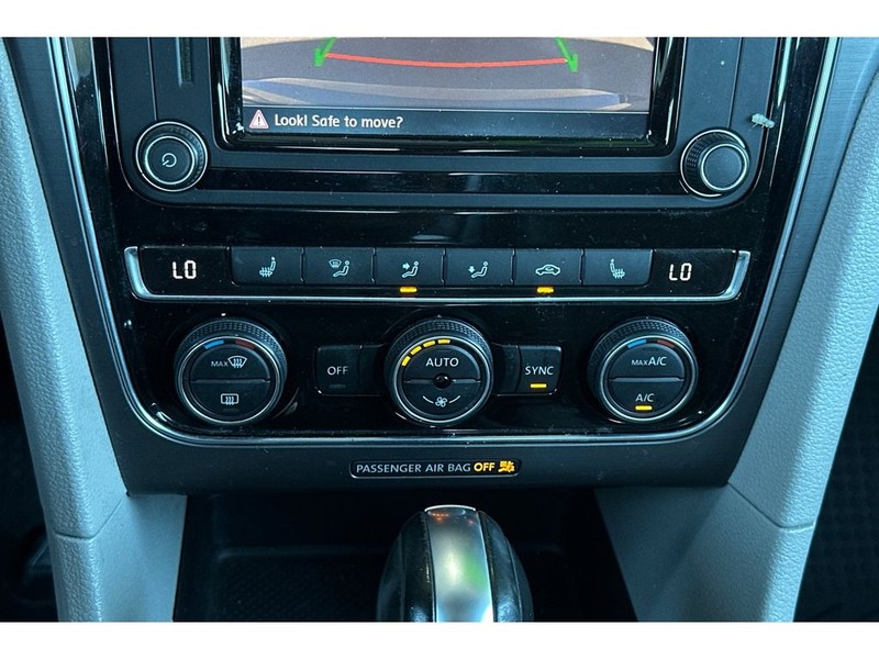 Volkswagen Passat Vehicle Full-screen Gallery Image 21