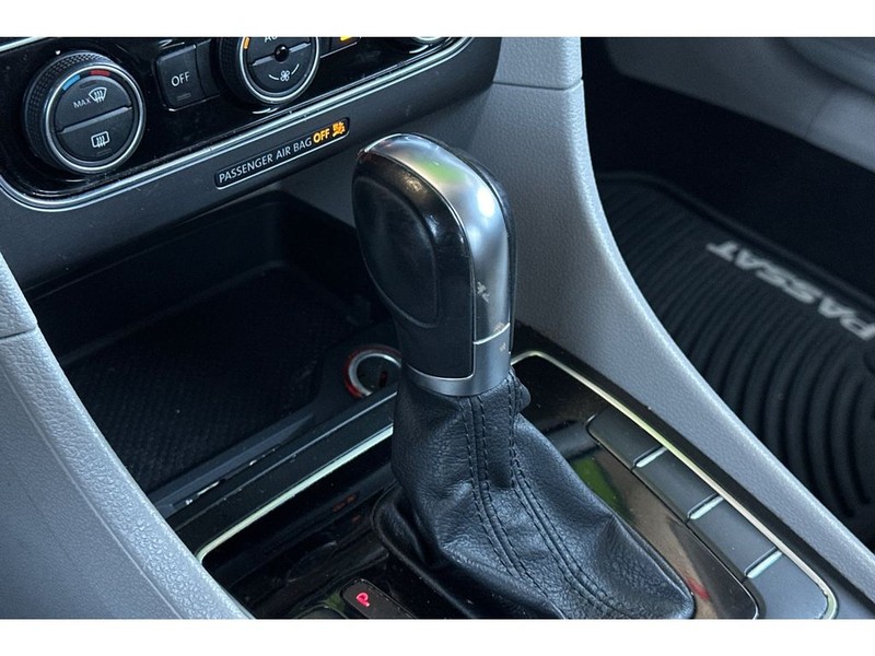 Volkswagen Passat Vehicle Full-screen Gallery Image 22