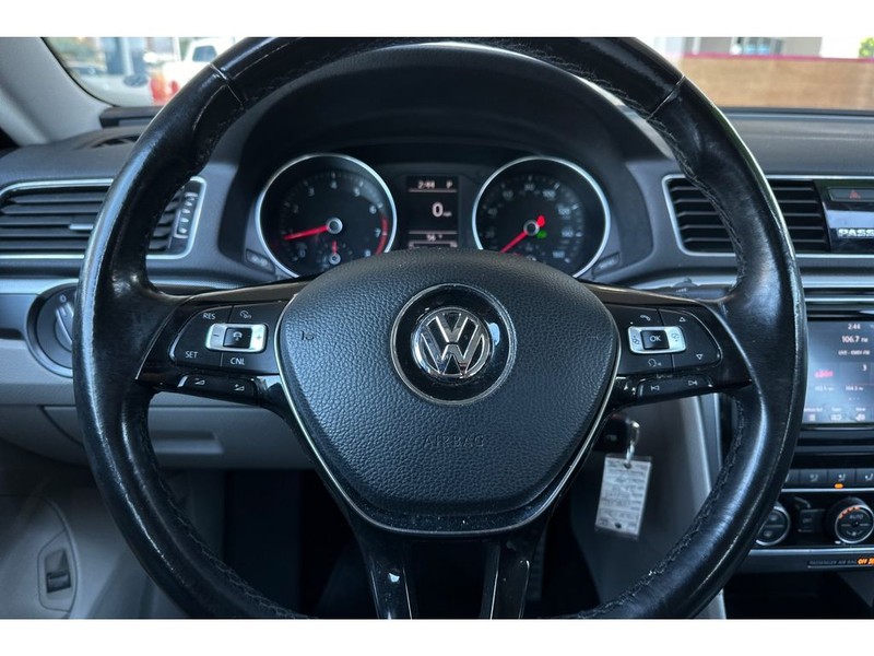 Volkswagen Passat Vehicle Full-screen Gallery Image 23