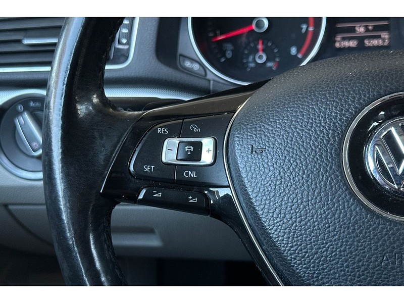 Volkswagen Passat Vehicle Full-screen Gallery Image 24