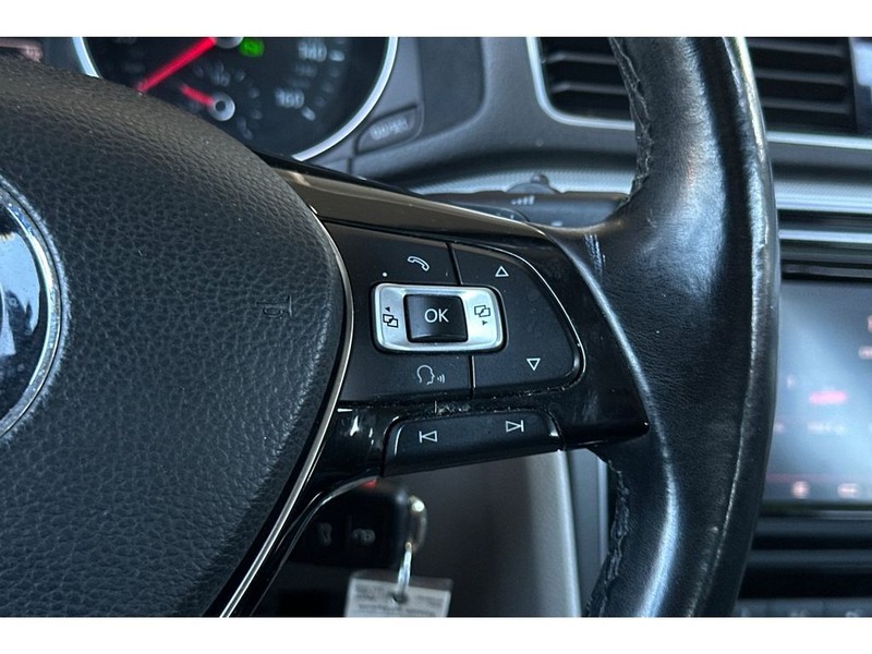 Volkswagen Passat Vehicle Full-screen Gallery Image 25