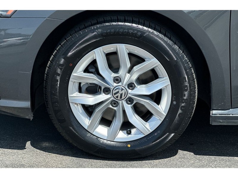 Volkswagen Passat Vehicle Full-screen Gallery Image 29