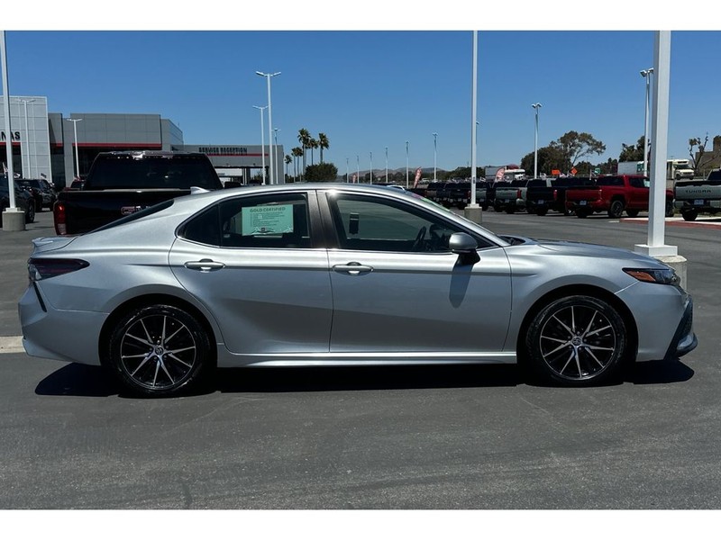 Toyota Camry Vehicle Full-screen Gallery Image 03