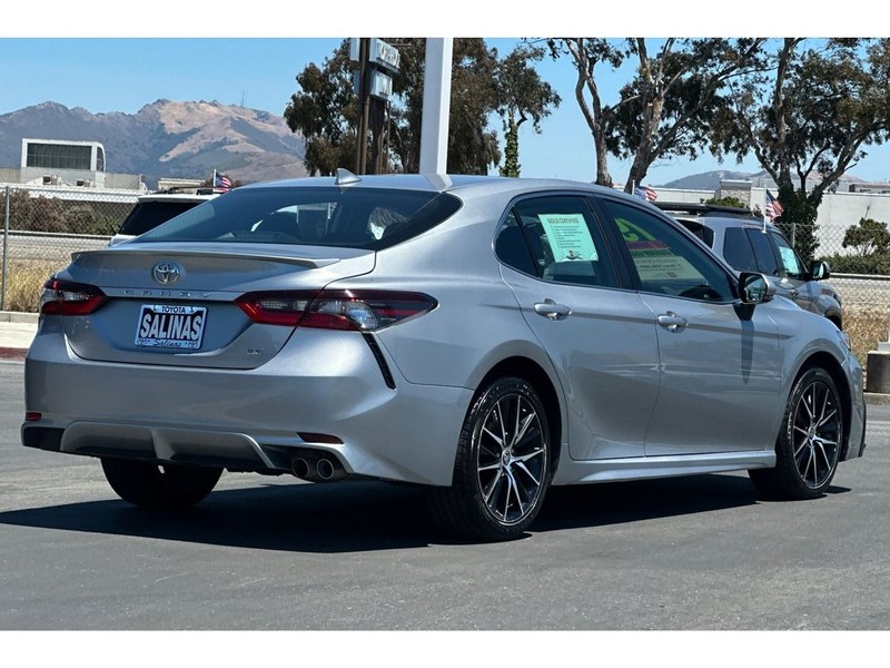 Toyota Camry Vehicle Full-screen Gallery Image 04