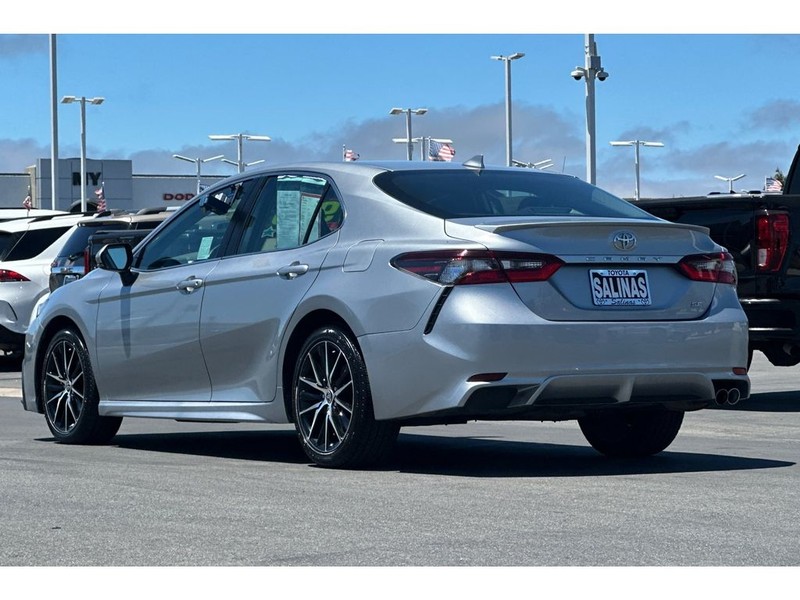 Toyota Camry Vehicle Full-screen Gallery Image 06