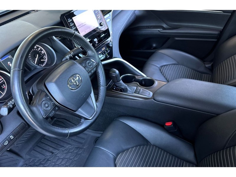 Toyota Camry Vehicle Full-screen Gallery Image 10