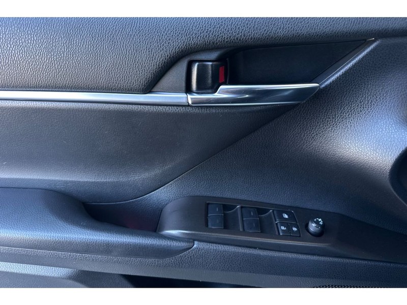 Toyota Camry Vehicle Full-screen Gallery Image 11