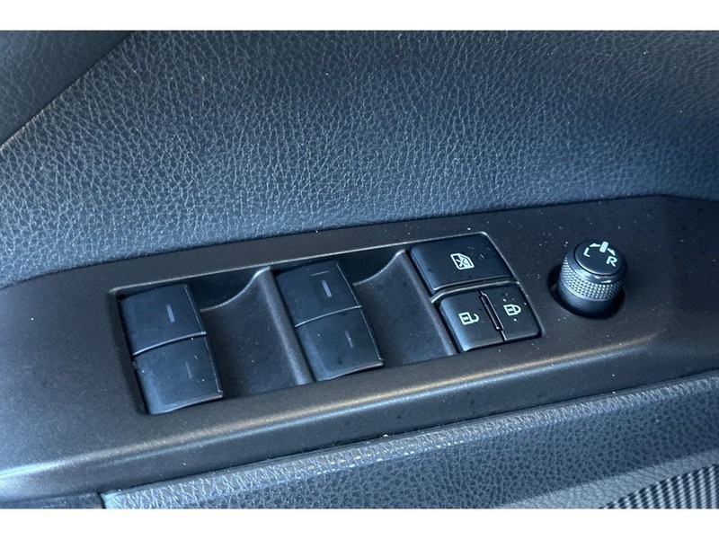 Toyota Camry Vehicle Full-screen Gallery Image 12