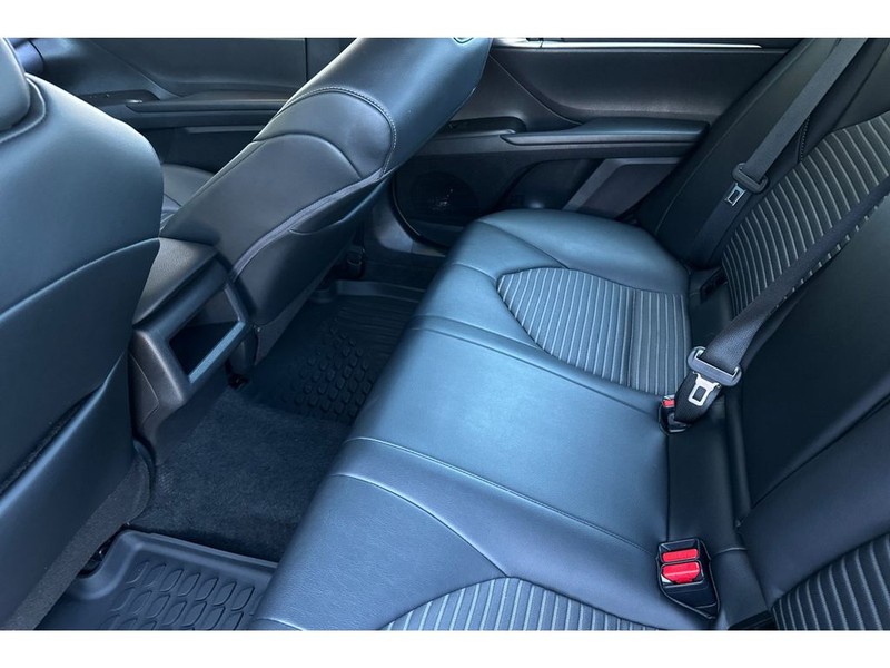 Toyota Camry Vehicle Full-screen Gallery Image 13