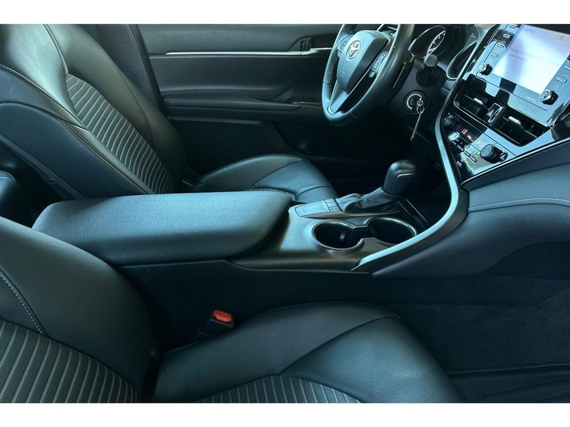 Toyota Camry Vehicle Full-screen Gallery Image 16