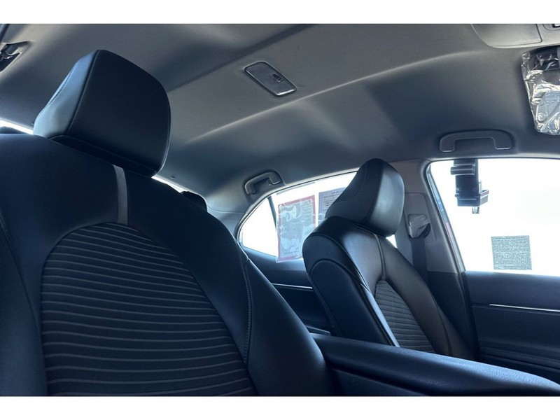 Toyota Camry Vehicle Full-screen Gallery Image 17