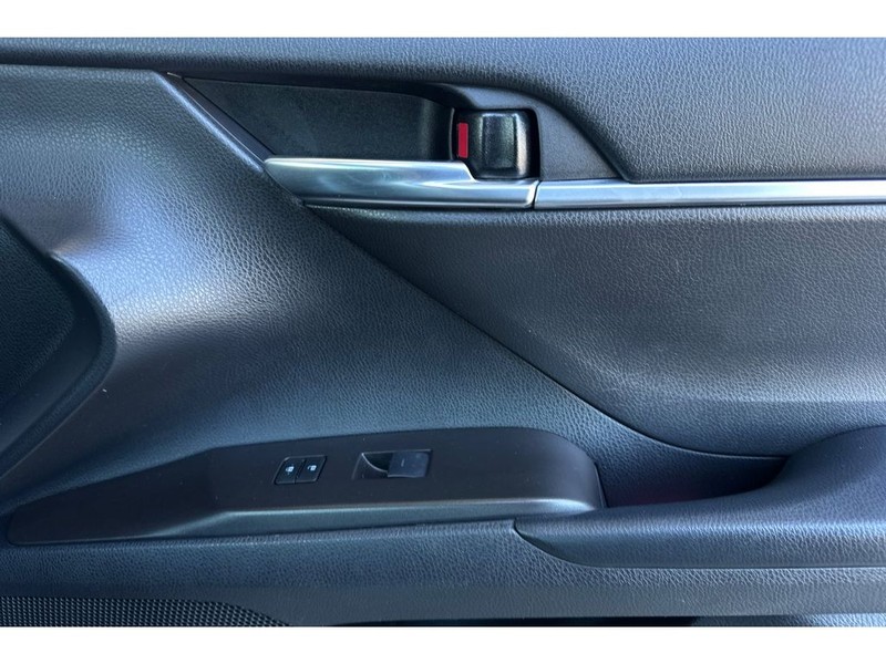 Toyota Camry Vehicle Full-screen Gallery Image 18