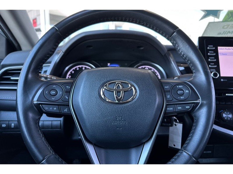 Toyota Camry Vehicle Full-screen Gallery Image 23