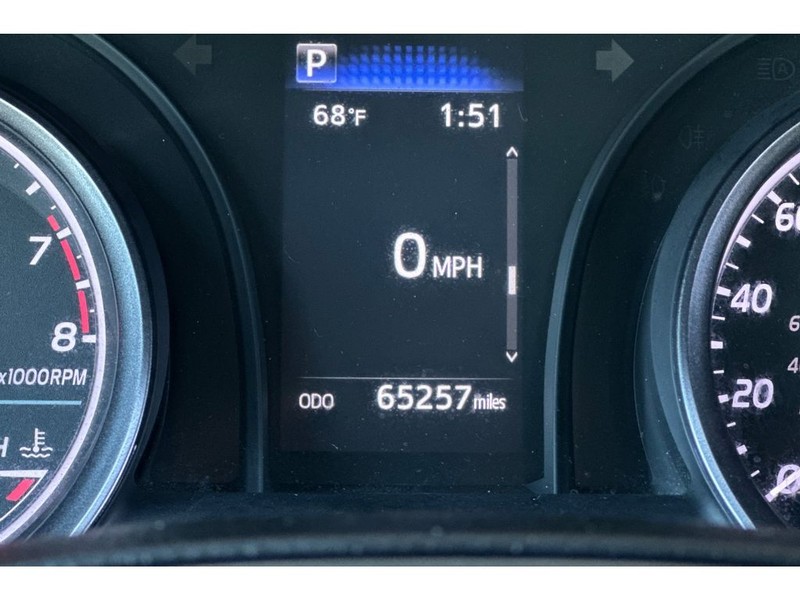 Toyota Camry Vehicle Full-screen Gallery Image 27