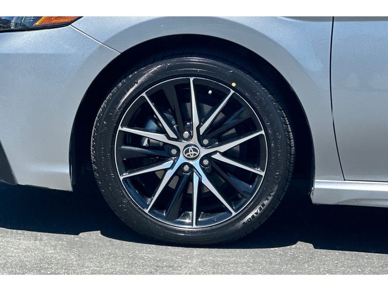 Toyota Camry Vehicle Full-screen Gallery Image 29
